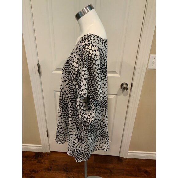 Michael Kors Black White Floral Flutter Sleeve V-Neck Top, Size 2X Plus - Picture 3 of 5